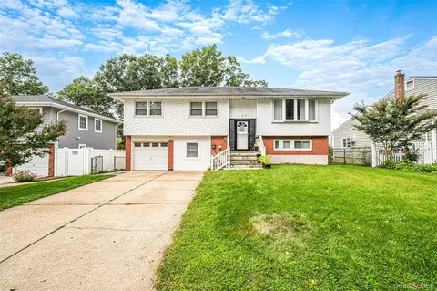 127 Iceland Dr, Huntington Station, NY 11746
