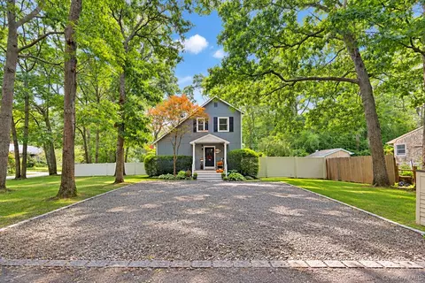 1 Hampton St, East Quogue, NY 11942