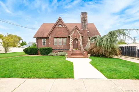 2320 Woodland Ave, Wantagh, NY 11793