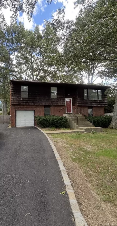 39 Pond Path, Lake Grove, NY 11755
