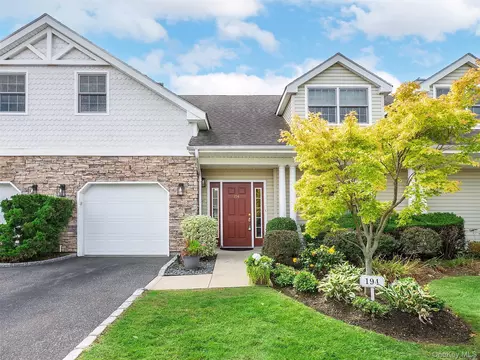 194 Pond View Dr #387, North Hempstead, NY 11050