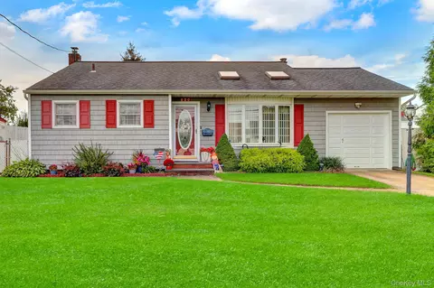 820 N Hamilton Ave, Lindenhurst, NY 11757