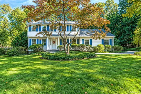 4 Middlesex Pl, Northport, NY 11768
