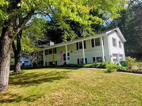 28 Robert Dr, Hyde Park, NY 12538
