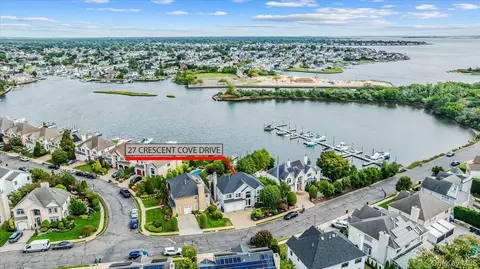 27 Crescent Cove Dr, Seaford, NY 11783
