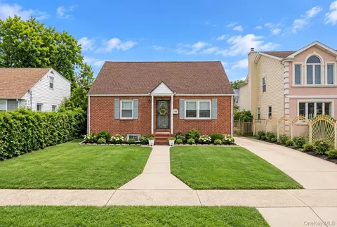 739 Nostrand Ave, Uniondale, NY 11553