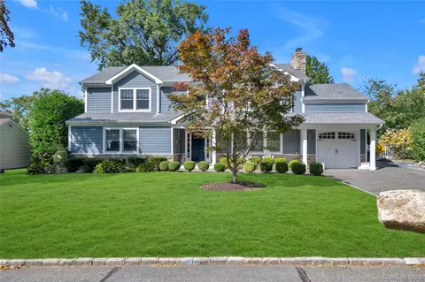 17 Colonial Rd, North Hempstead, NY 11050