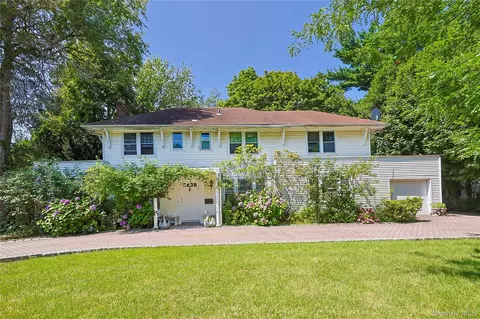 14 Clover Dr, North Hempstead, NY 11021