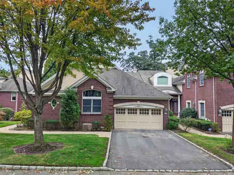 68 Kensington Cir, North Hempstead, NY 11030