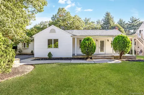 52 Rexmere Ave, Farmingville, NY 11738
