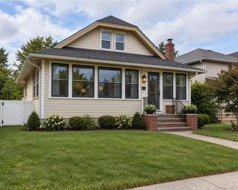 58 W Windsor Pkwy, Oceanside, NY 11572