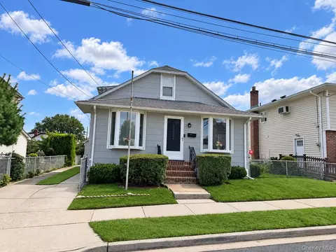 1041 Barnes St, Franklin Square, NY 11010