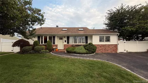 11 Lois Ln, South Farmingdale, NY 11735