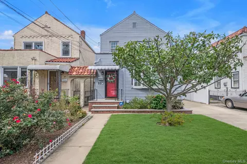 93 1st St, North Hempstead, NY 11040