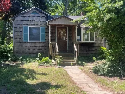 82 4th St, Ronkonkoma, NY 11779