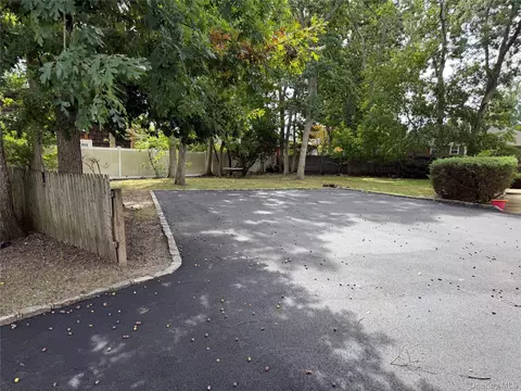 108 Hillside Rd, Babylon, NY 11729 photo 2