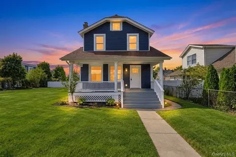 8 Burchell Blvd, Bay Shore, NY 11706