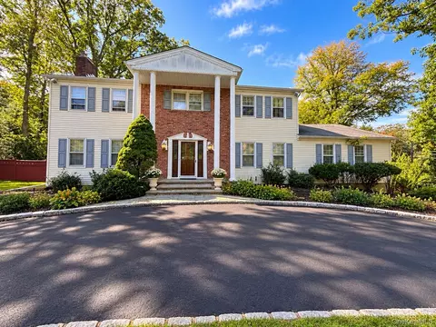 39 Orchard Ct, Woodbury, NY 11797