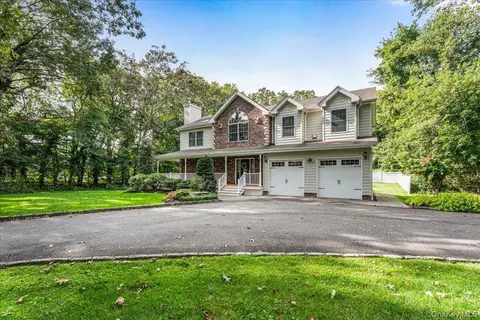 53 State Pl, Huntington, NY 11743