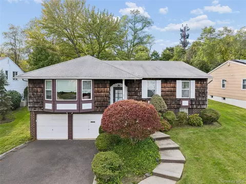 53 Carriage Rd, North Hempstead, NY 11576