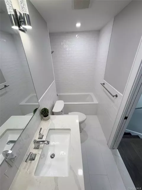 Bath - 15419 Riverside Dr #24B, Whitestone, NY 11357 photo 2 of 3