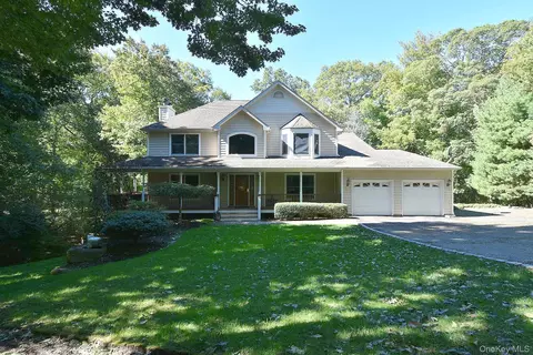 230 W Woodland Dr, Wading River, NY 11792