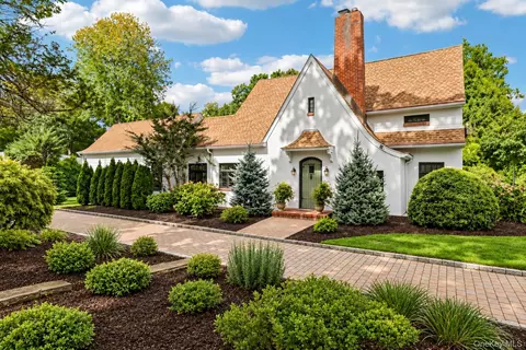 800 Washington Dr, Centerport, NY 11721