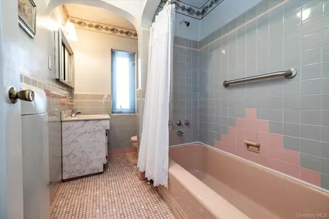 Bath - 144-17 77th Ave, Flushing, NY 11367 photo 1 of 2
