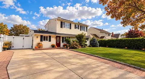 271 Twin Ln E, Wantagh, NY 11793