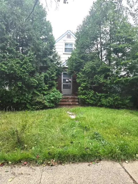 8116 264th St, Glen Oaks, NY 11004