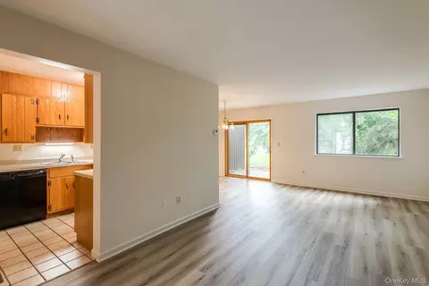 Living - 7 Topaz Run, Poughkeepsie, NY 12603 photo 3 of 5
