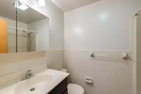 Bath - 7 Topaz Run, Poughkeepsie, NY 12603 photo 1 of 2