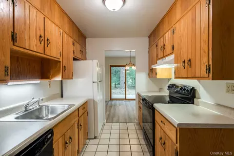 Kitchen - 7 Topaz Run, Poughkeepsie, NY 12603 photo 3 of 5