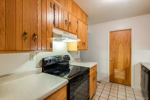 Kitchen - 7 Topaz Run, Poughkeepsie, NY 12603 photo 2 of 5