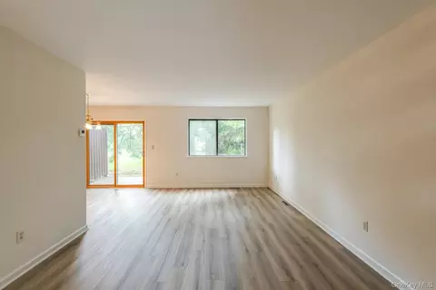 Living - 7 Topaz Run, Poughkeepsie, NY 12603 photo 2 of 5