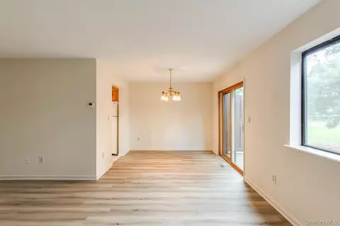 Living - 7 Topaz Run, Poughkeepsie, NY 12603 photo 4 of 5