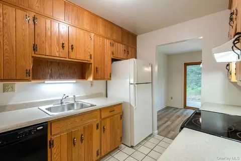 Kitchen - 7 Topaz Run, Poughkeepsie, NY 12603 photo 4 of 5