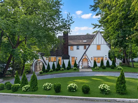 93 Myrtle Dr, North Hempstead, NY 11021