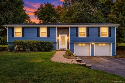 545 N Quaker Ln, Hyde Park, NY 12538