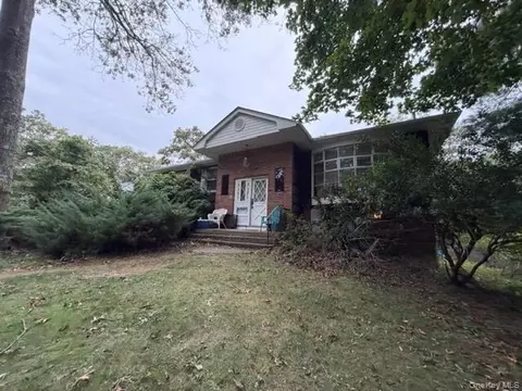 9 Glenwood Ave, Miller Place, NY 11764