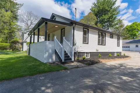 22 Seybolt Ave, Mount Hope, NY 10963