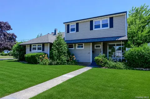 3251 Neptune Ave, Oceanside, NY 11572
