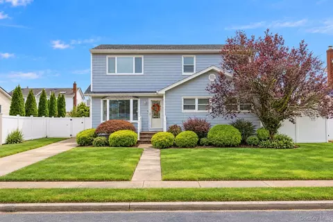 226 N Walnut St, Oyster Bay, NY 11758