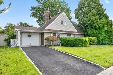 35 Hedge Ln, Westbury, NY 11590