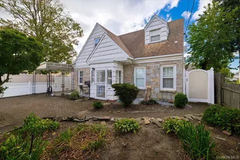 11 W 2nd St, Freeport, NY 11520