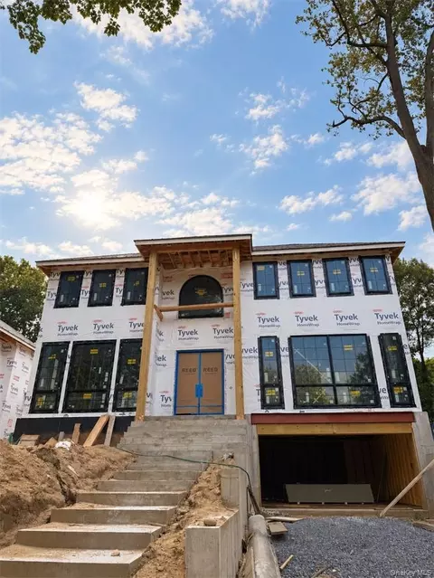 74 Wensley Dr, North Hempstead, NY 11020