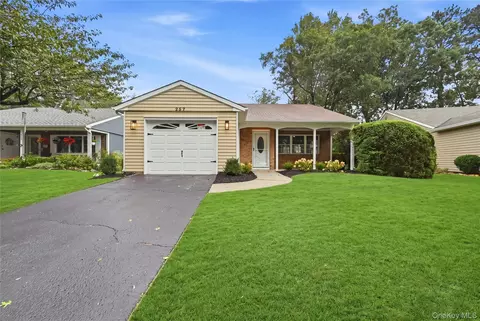 257 Edinburgh Dr, Ridge, NY 11961