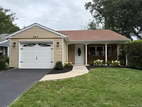 257 Edinburgh Dr, Ridge, NY 11961