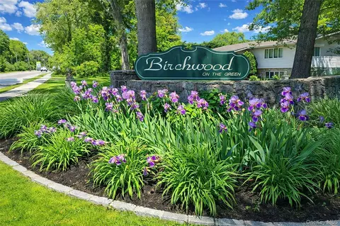 4426 Wilshire Ln #4426, Oakdale, NY 11769