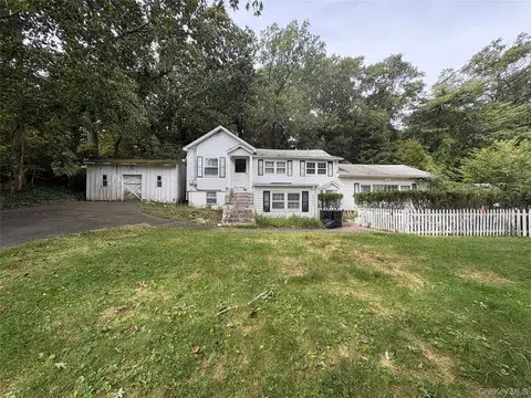 27 Shady Ln, Huntington, NY 11743